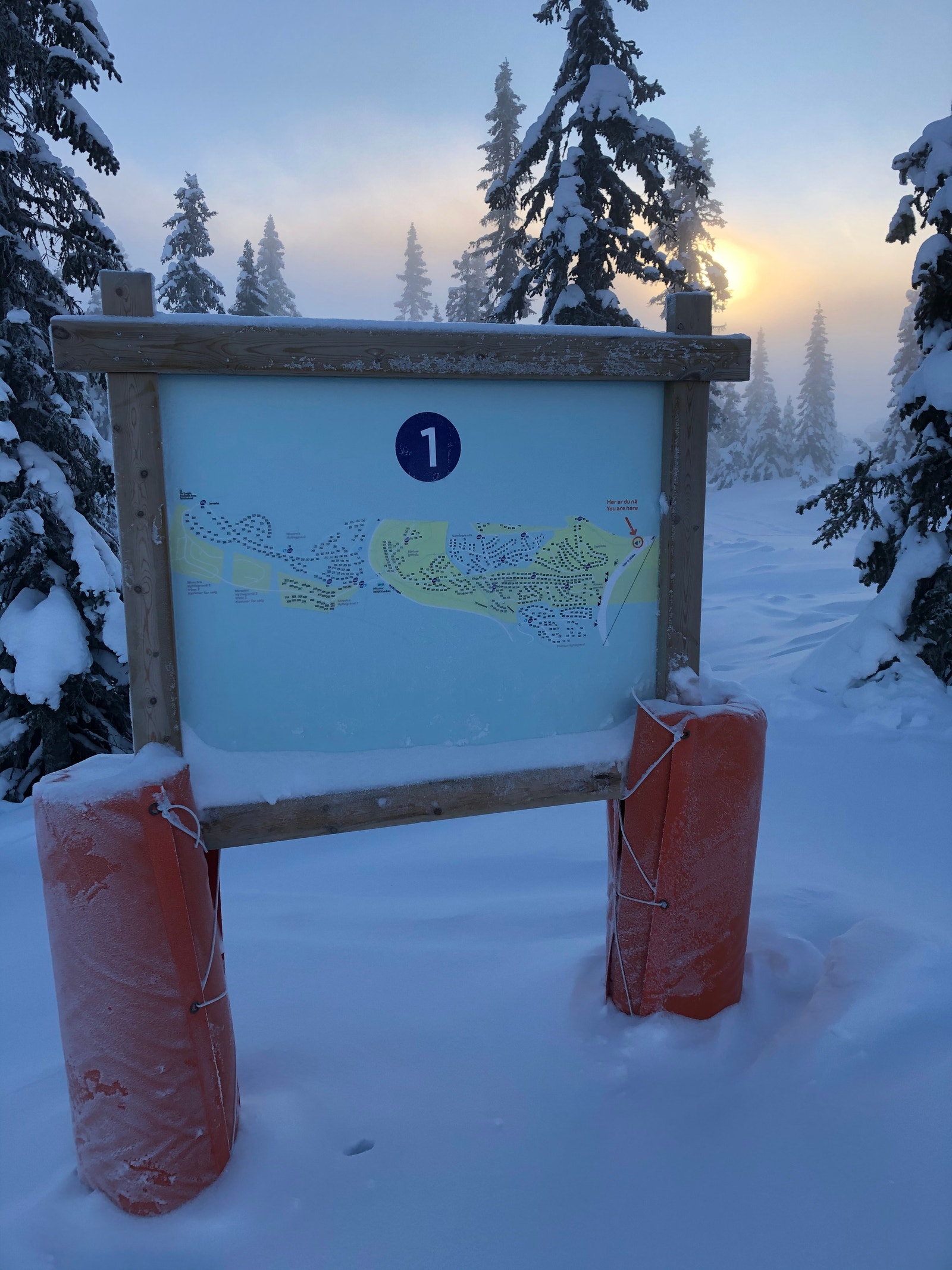 Hytta har skinker fra løype 68, men Denne ski-out traseen leder også til hytta. Følg Bjørnegrenda og etter det Mosetra/Ole G vegen. Hytta ligger med ski inn-out via løype nummer 1. Galleribilde