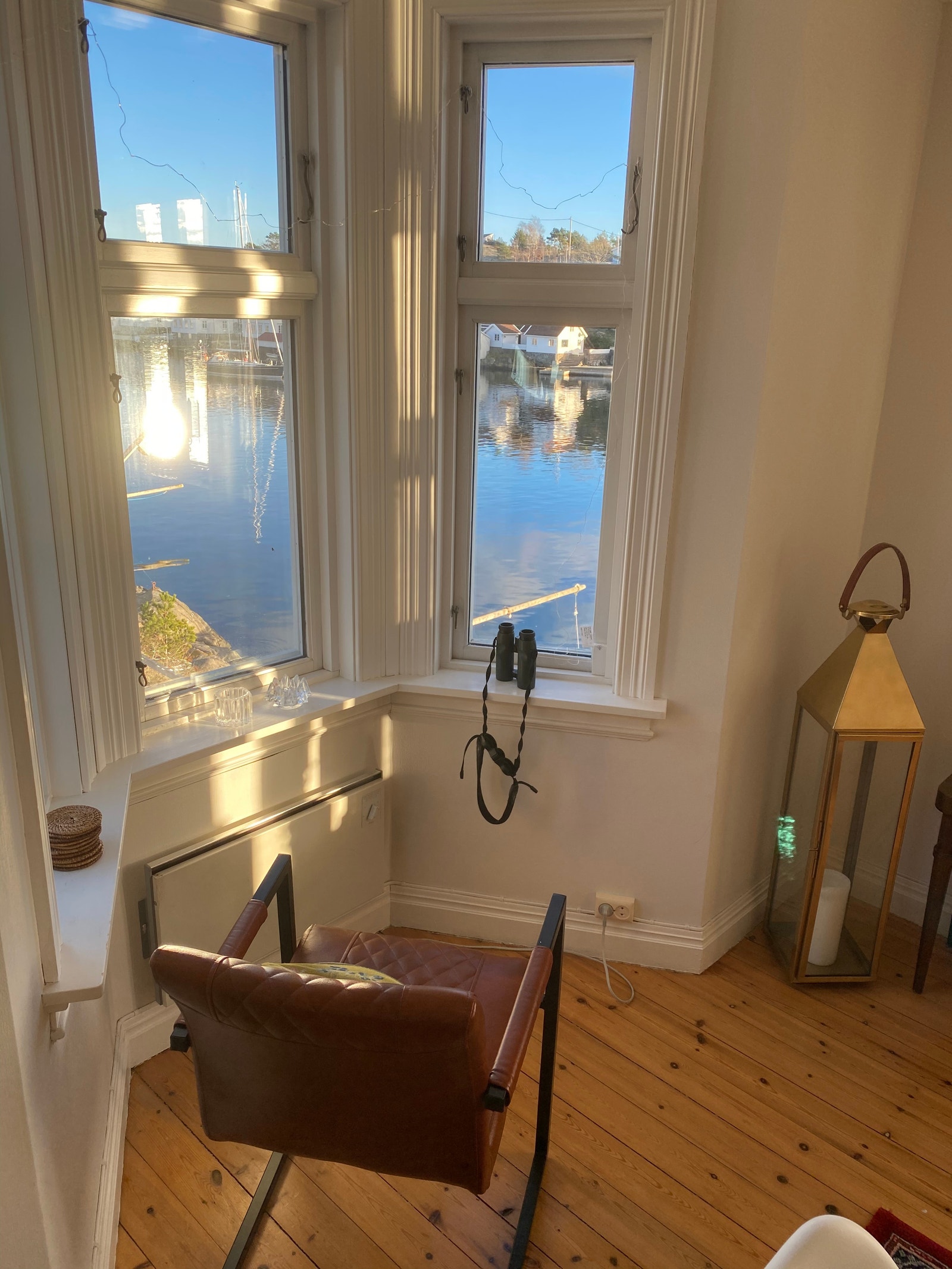 Med utsikt over sundet til butikken og 2 restauranter Galleribilde