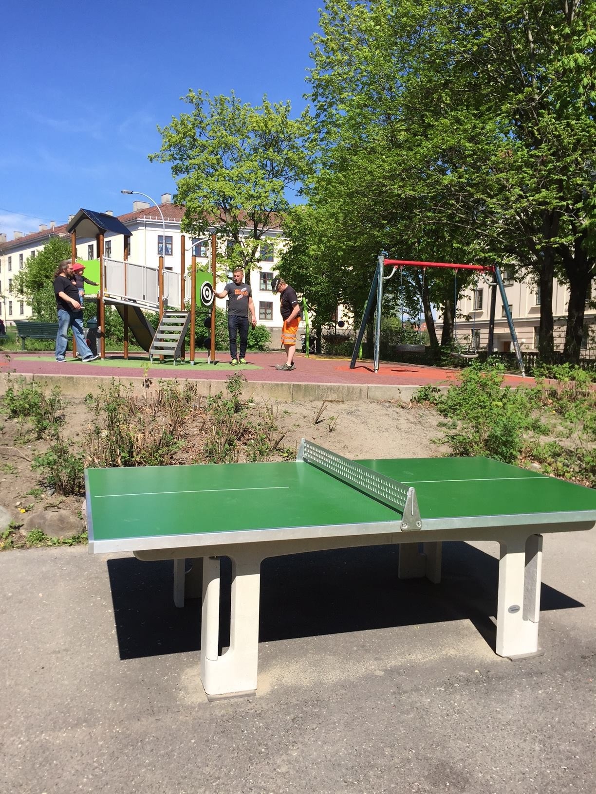 Parken har nytt bordtennisbord, basketballkurv osv. Galleribilde