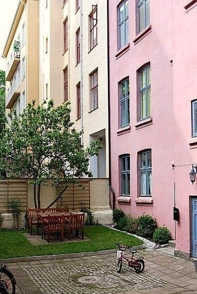En koselig bakgård med sittegruppe og plommetre. Galleribilde