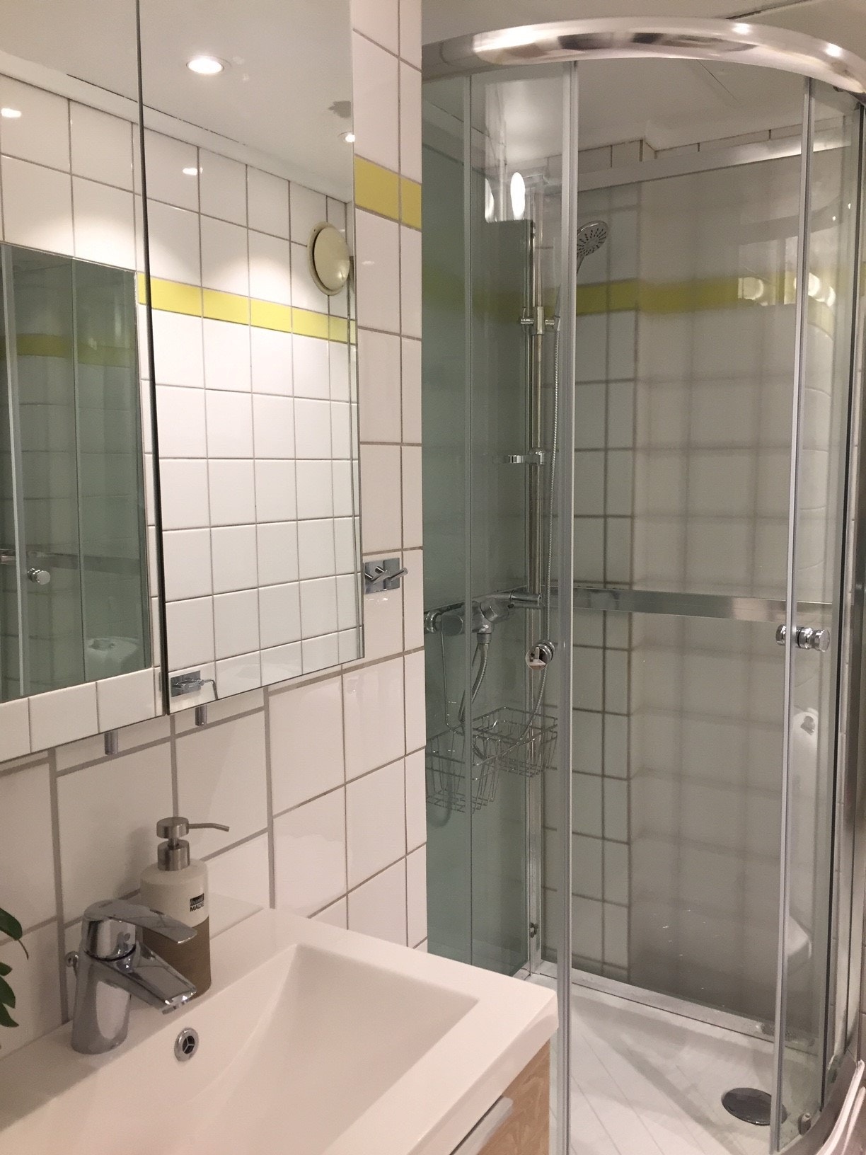 Bad med nye varmekabler og fliser på gulvet. Dusjkabinett. Galleribilde