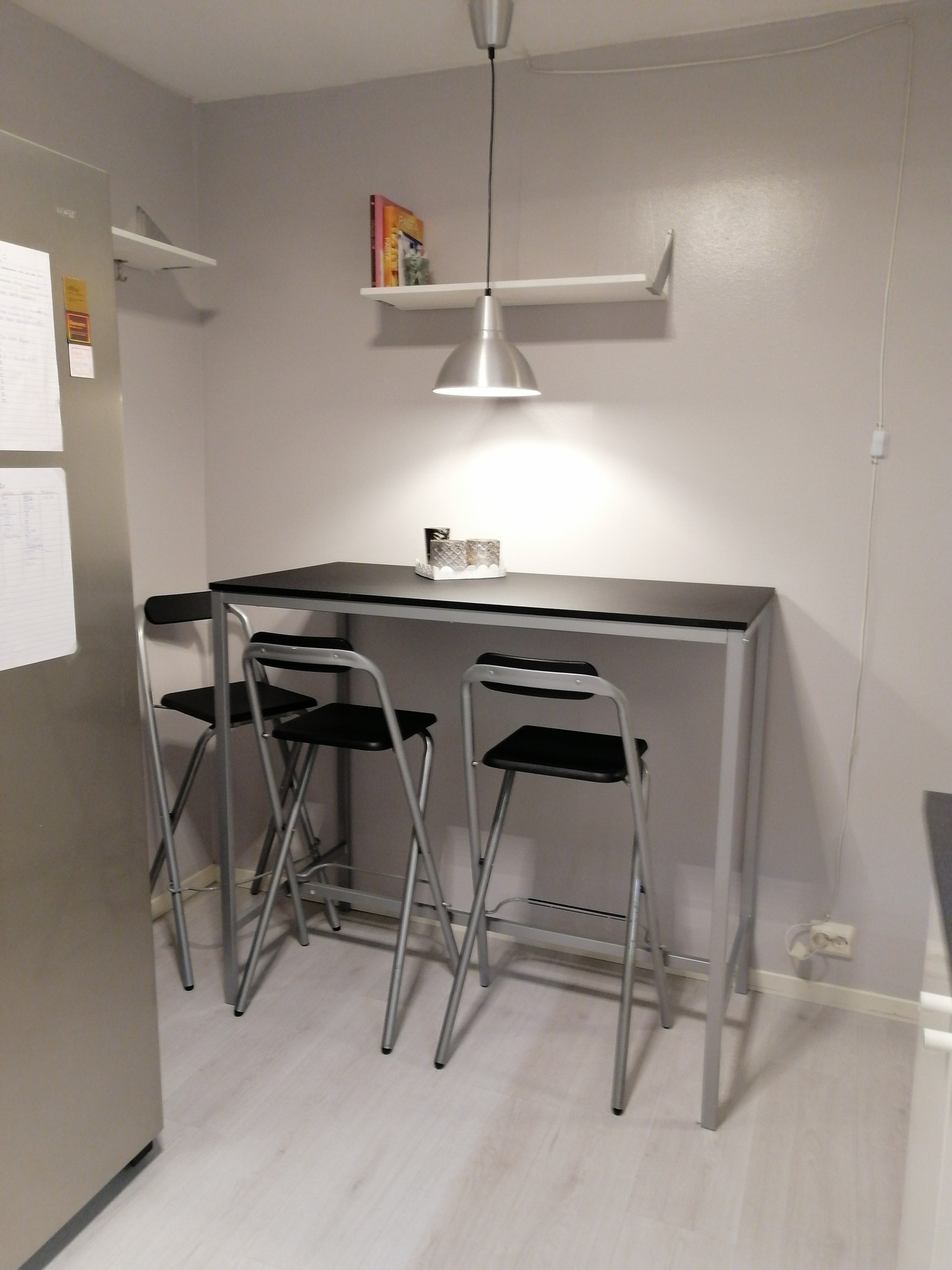 Spiseplass på kjøkken. Galleribilde