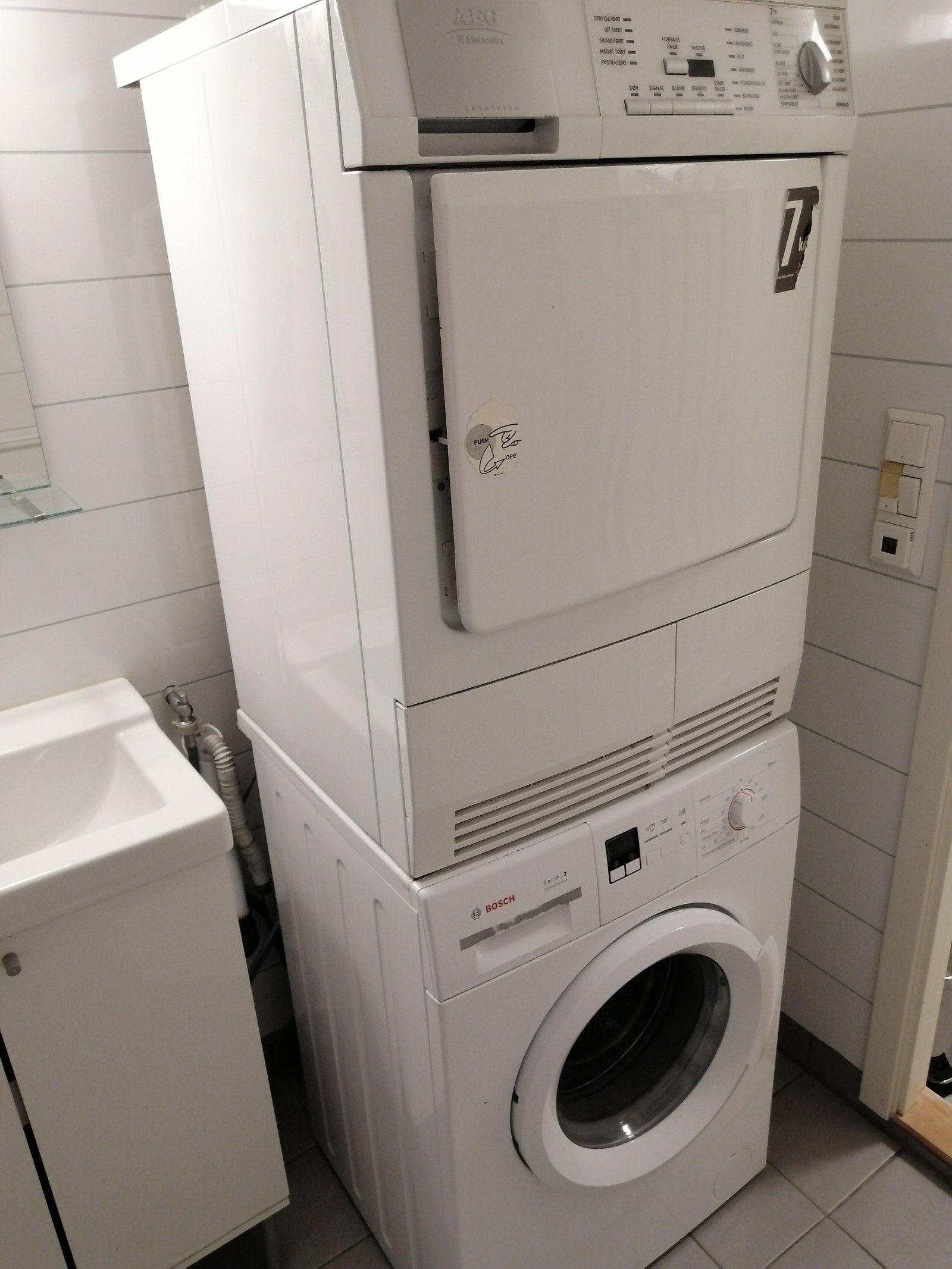 Det er vaskemaskin og tørketrommel på badet. Galleribilde