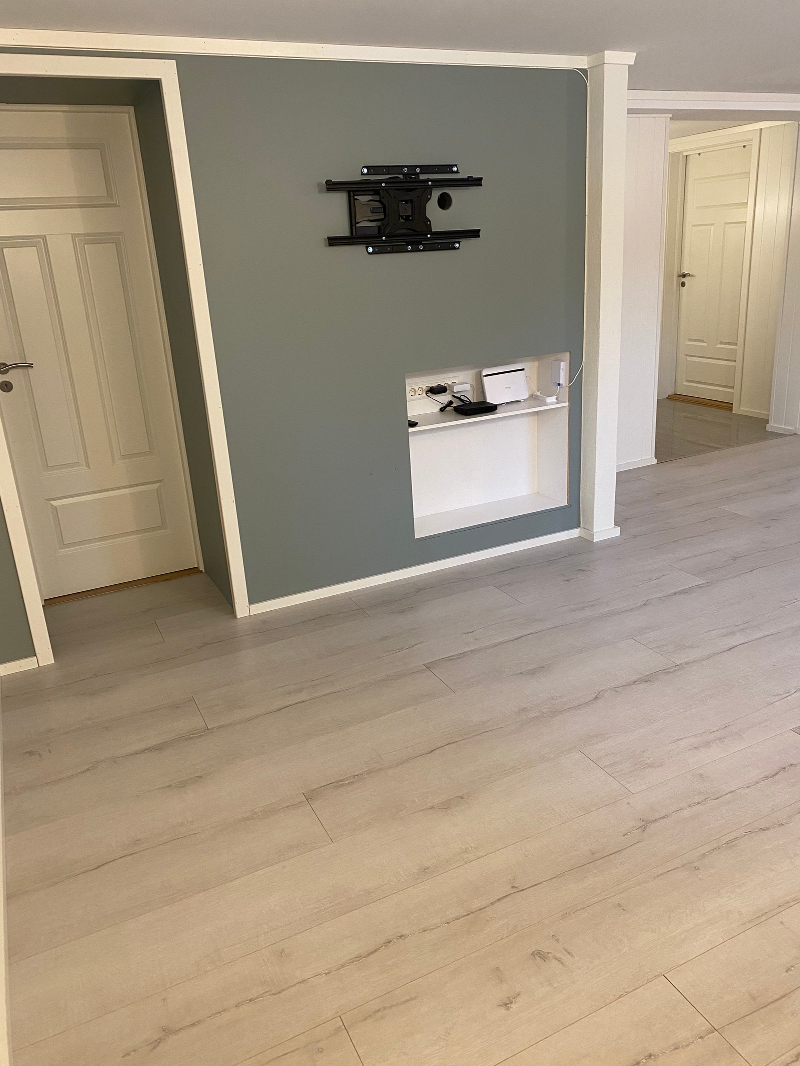 innebygd hyller med veggfeste til tv. Galleribilde