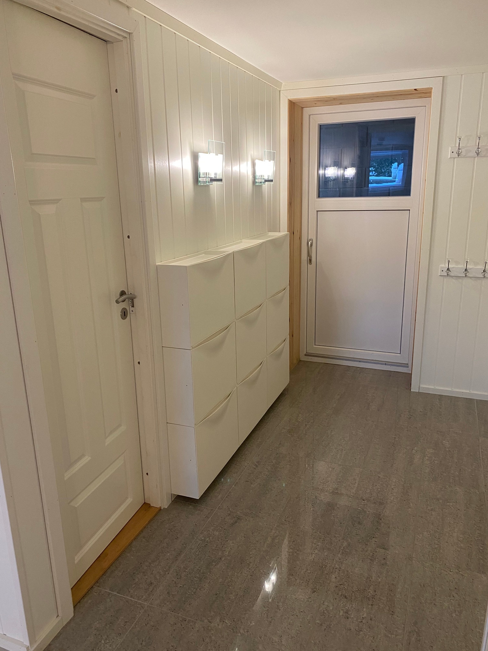 varmekabler på gulv. skohylle med mye plass Galleribilde