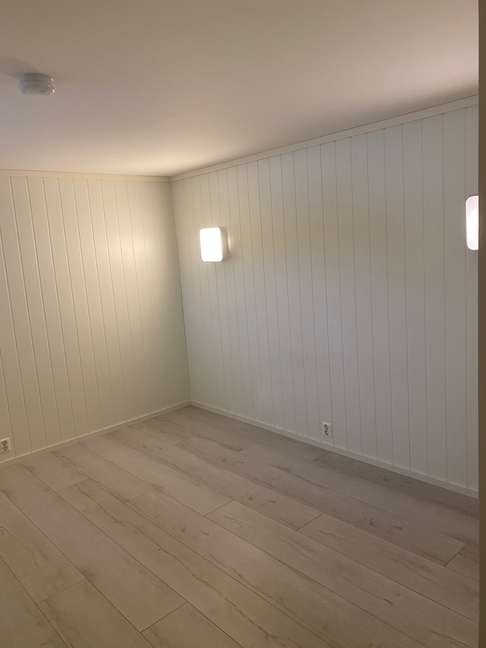 stort soverom med garderobeskap Galleribilde