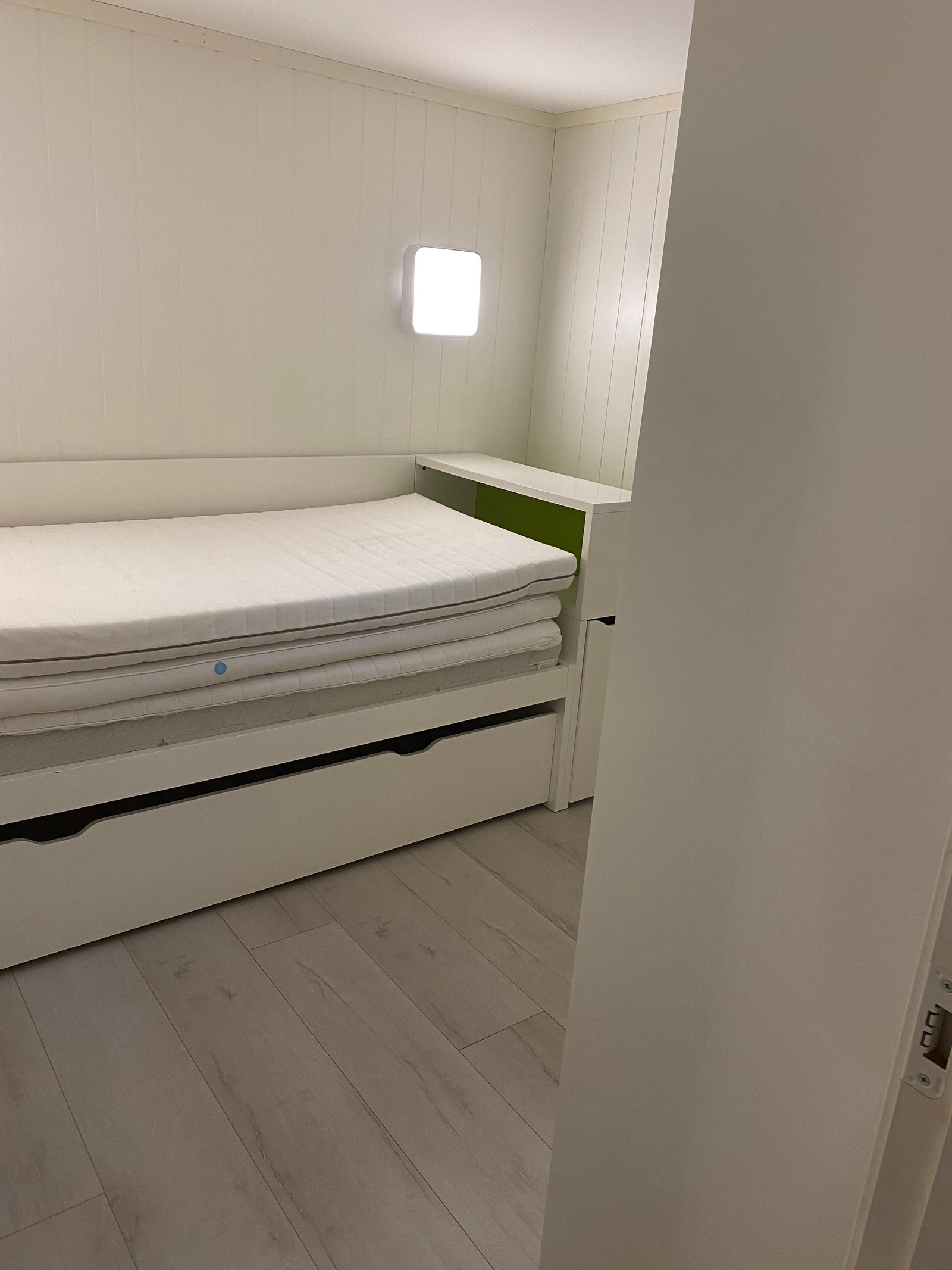 mindre soverom med garderobeskap, seng skal vekk. Galleribilde