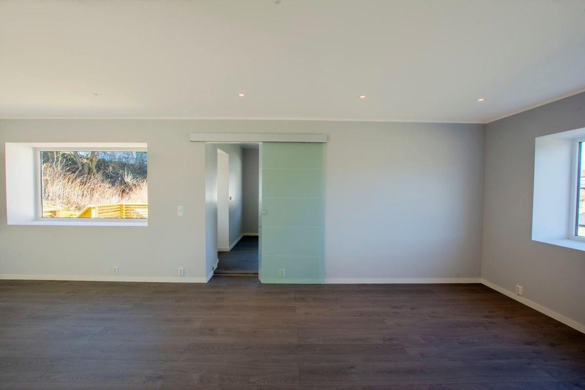 Stuen er malt etter bilde er tatt og er i en dypere grønn/blå farge. Galleribilde