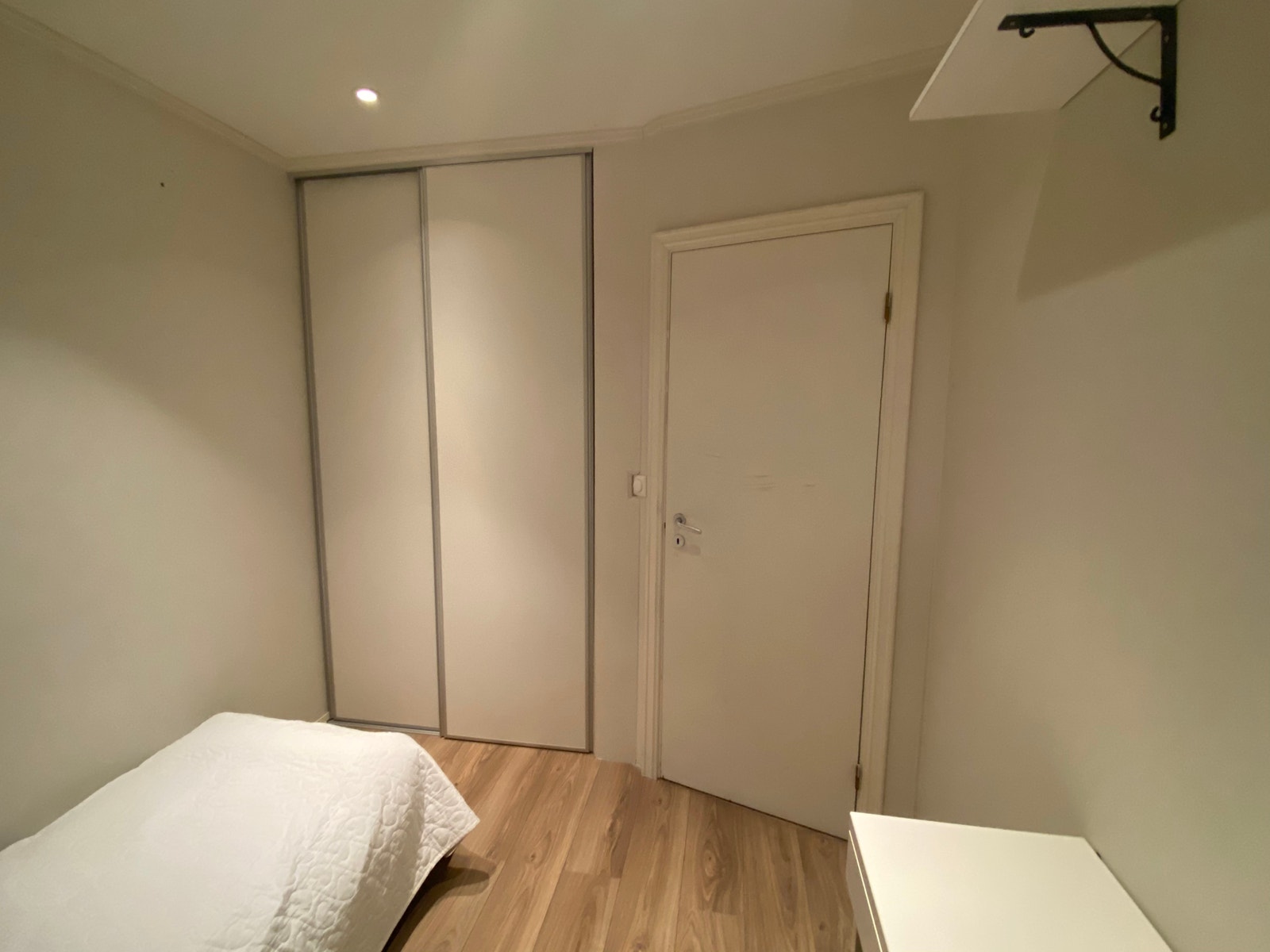 God plass til oppbevaring i skyvedørsgarderobe. Galleribilde