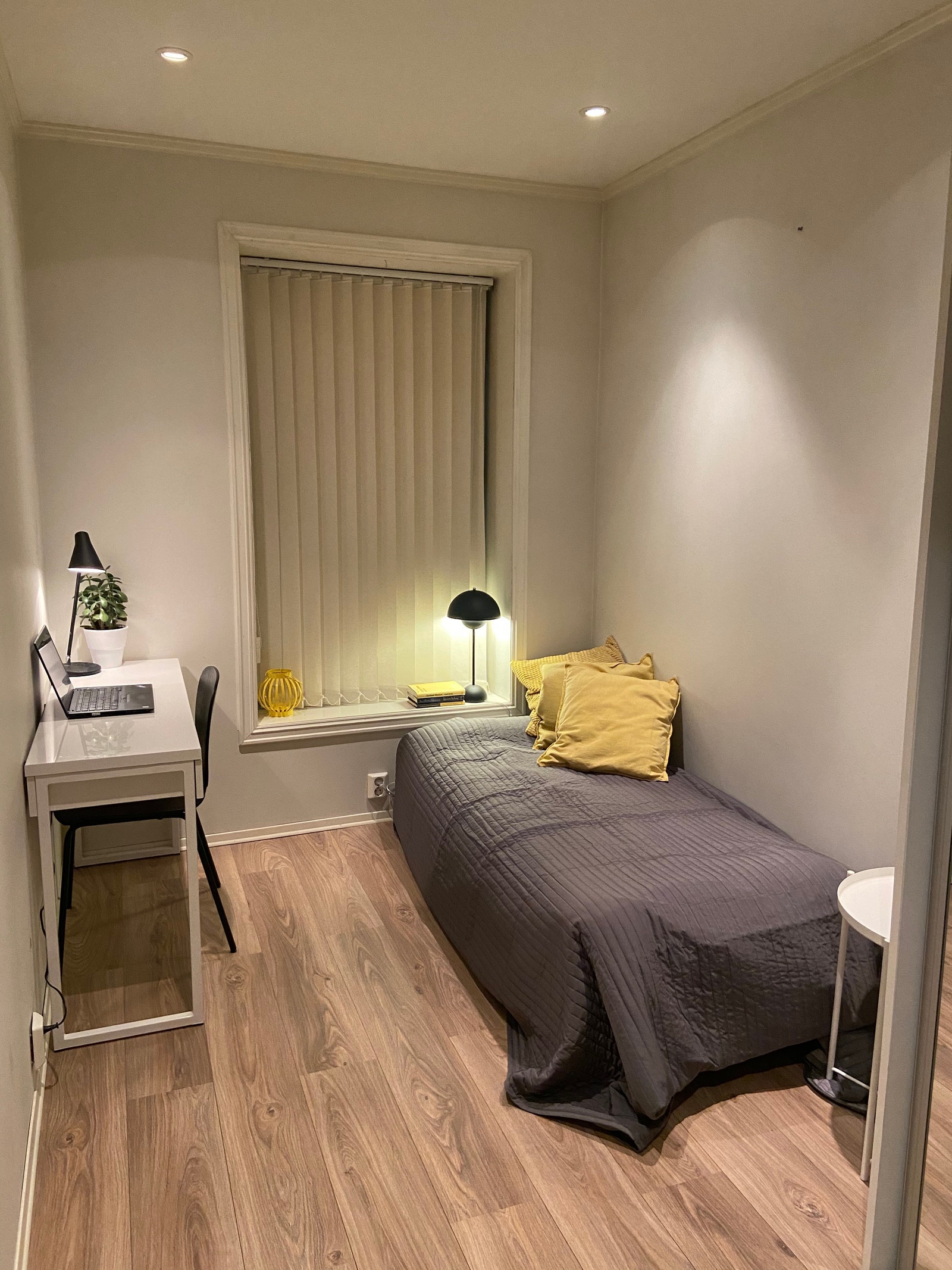 Et av soverommene med god plass til både seng, skrivebord og oppbevaring. Galleribilde