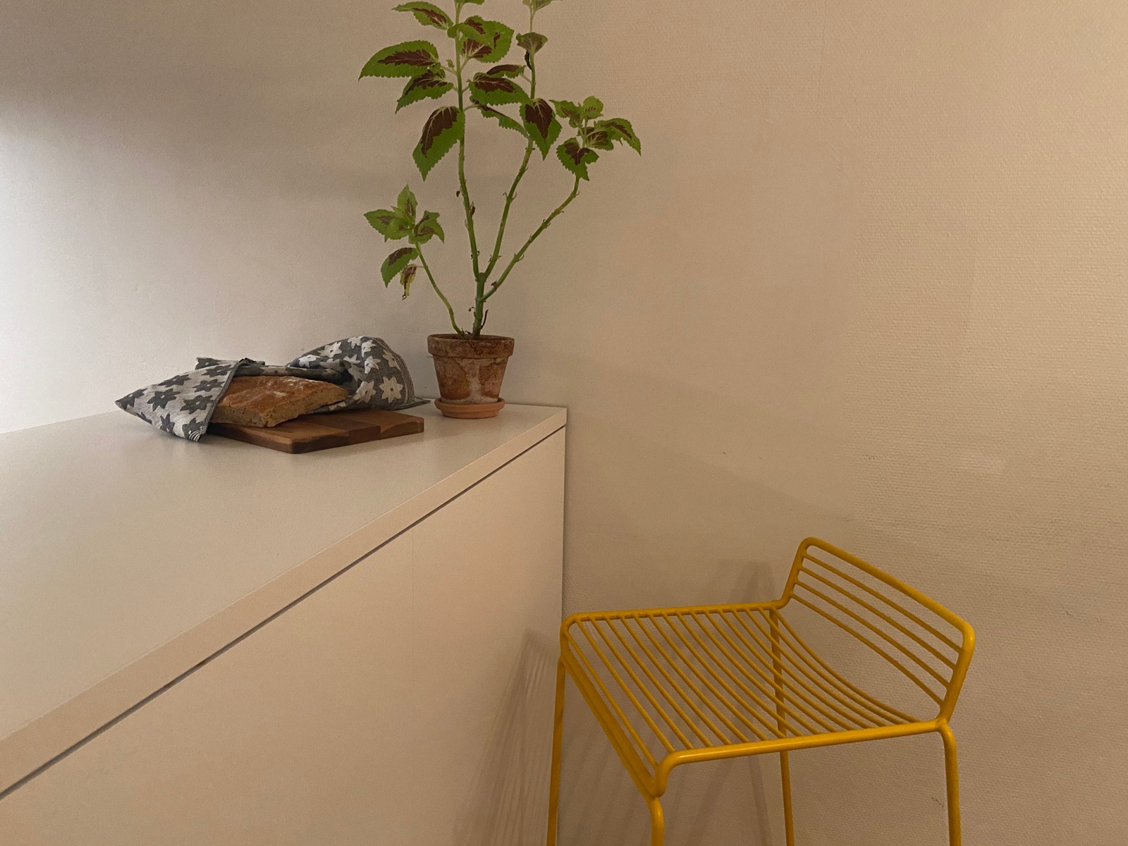 Fin sitteplass ved kjøkkenøya. Galleribilde