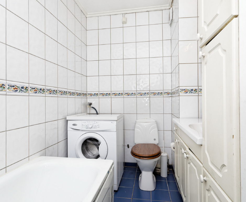 Bad med gulvvarme, god oppbevaringsplass, dusj, badekar og ny kombinert vaskemaskin og tørketrommel. Galleribilde