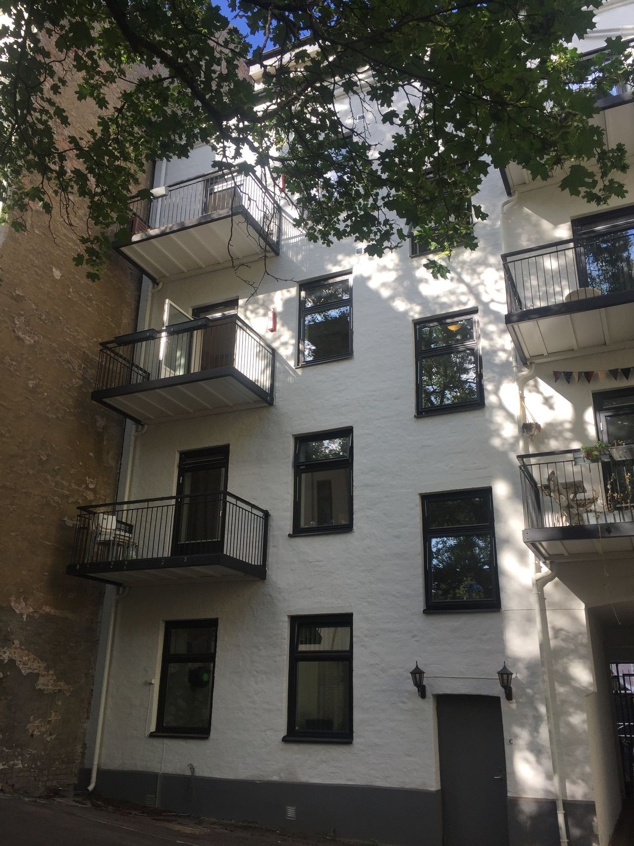 Rolig bakgård med parkeringsplass. Galleribilde