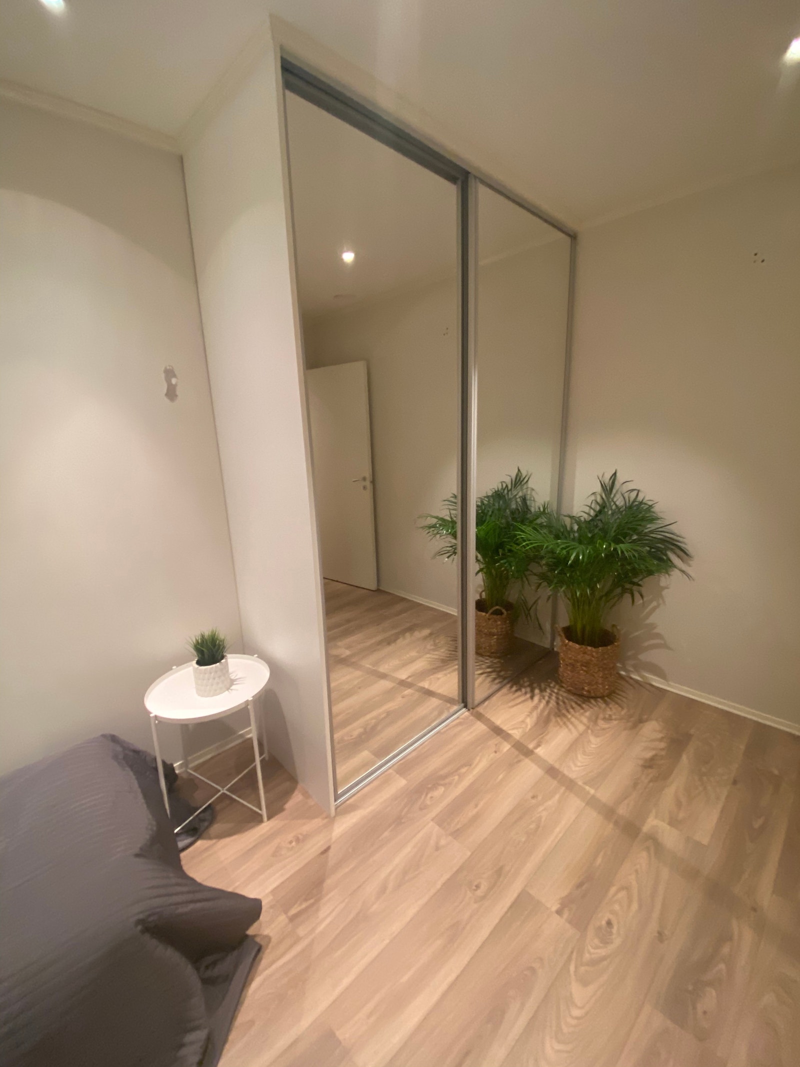 Stor skyvedørsgarderobe på et av soverommene. Galleribilde