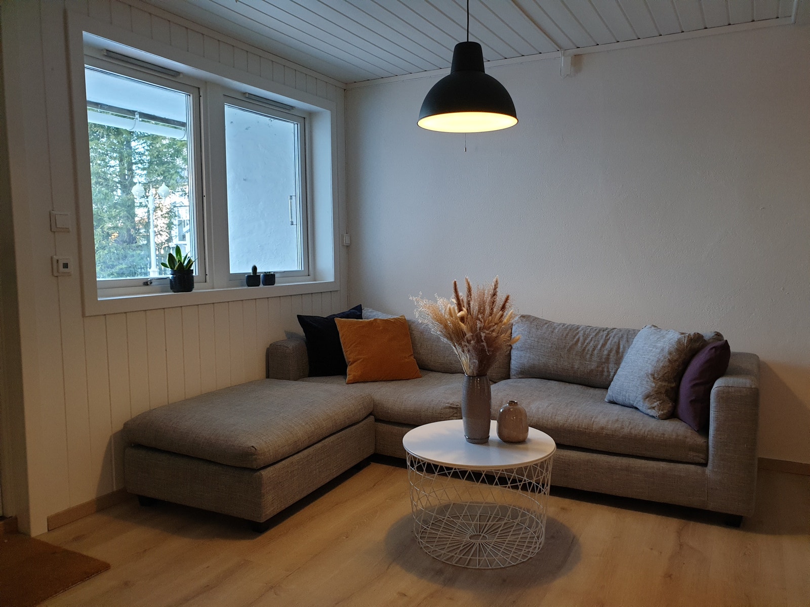 Lys og romslig stue m. stor sofa Galleribilde