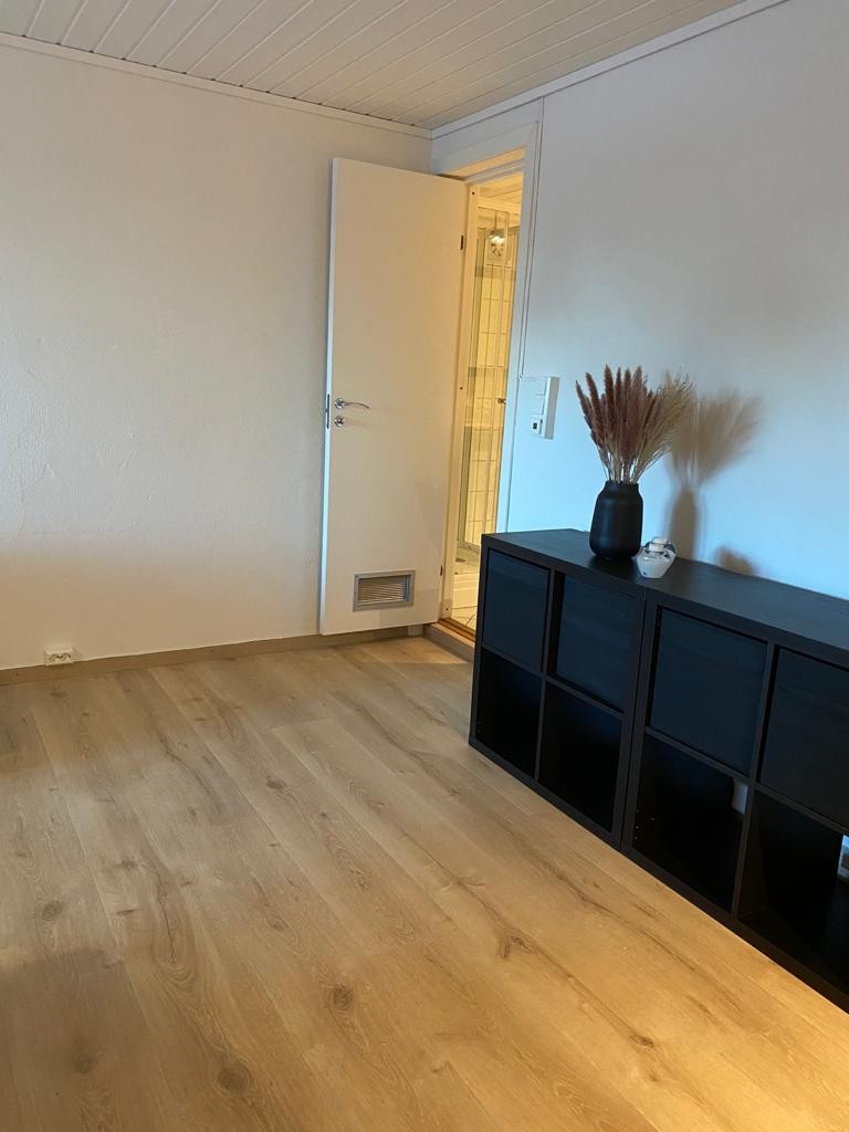 TV-benk m. oppbevaring, internettuttak (fiber) og rikelig m. stikk. Alternativt god plass til skrivebord hvis ønskelig Galleribilde