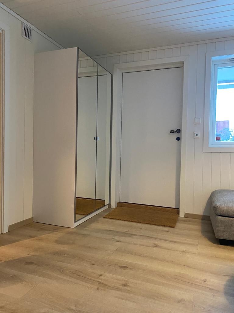 Inngangsparti. m. god garderobeplass Galleribilde
