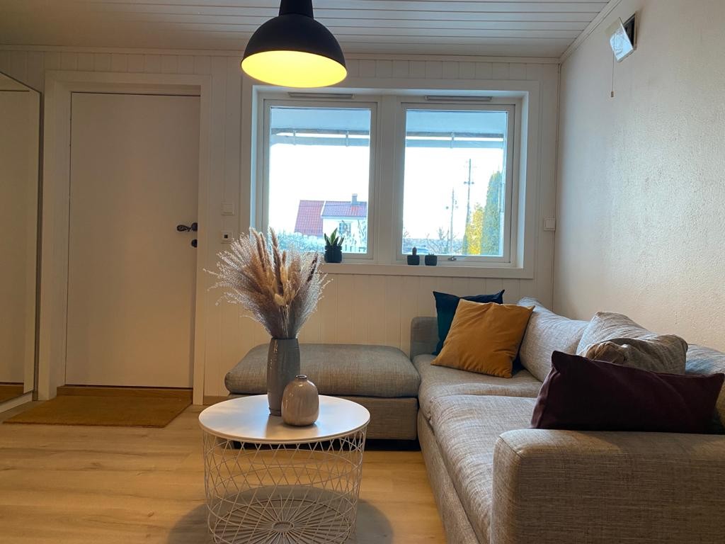 Lys og romslig stue m. stor sofa Galleribilde