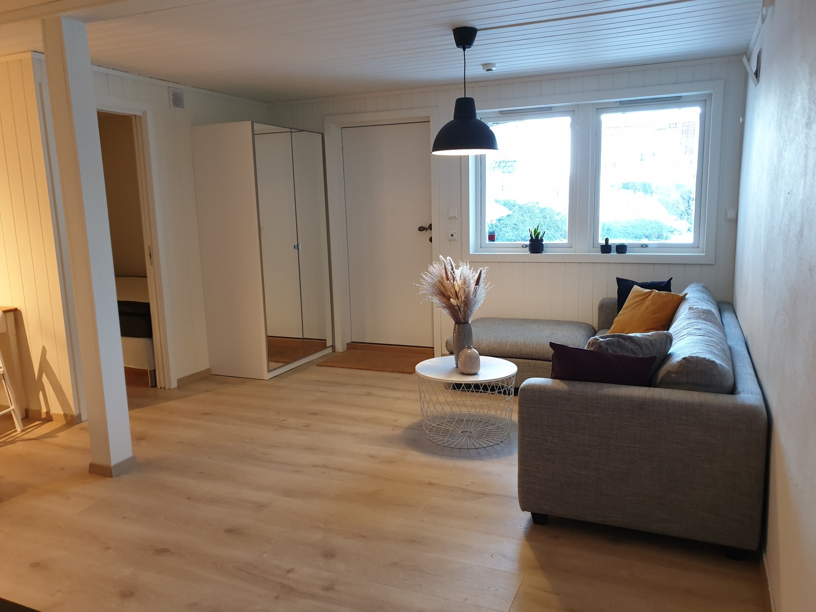 Lys og romslig stue m. stor sofa Galleribilde