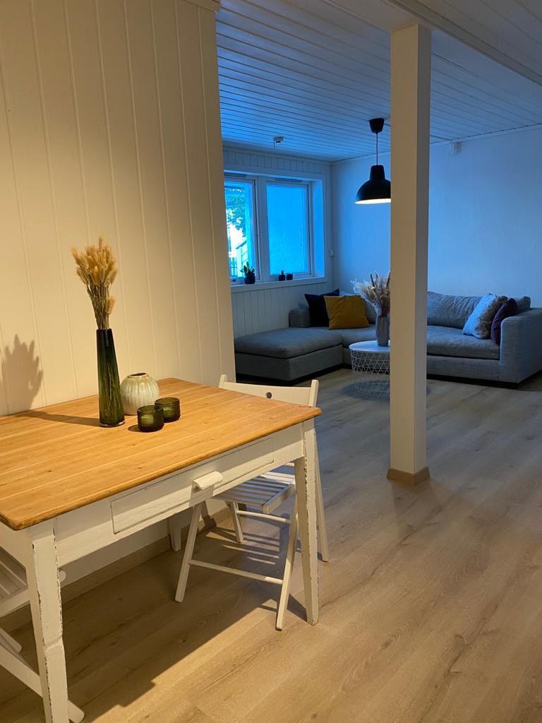 Luftig og åpen stue- og kjøkkenløsning Galleribilde