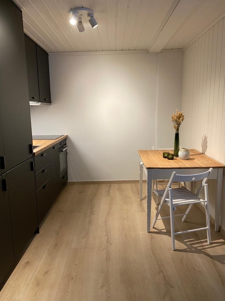 Kjøkkenkrok m. god plass til bord og stoler Galleribilde