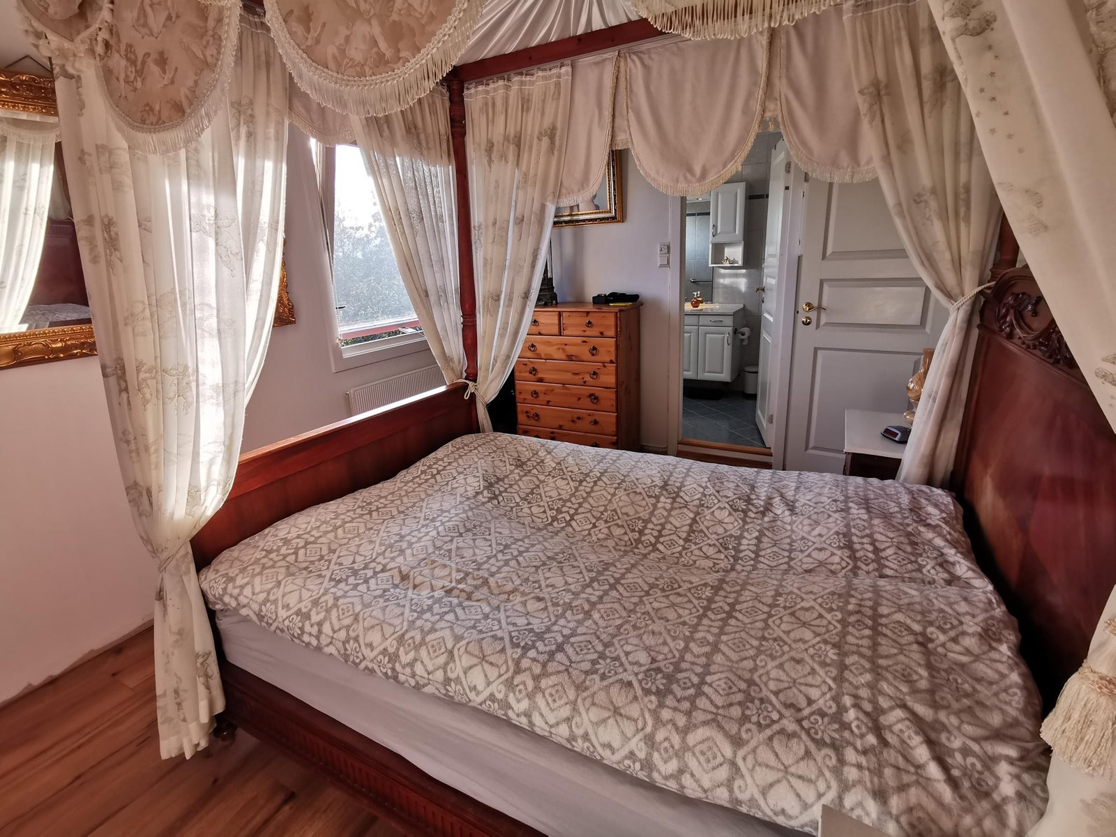 Soverom med bad innenfor Galleribilde