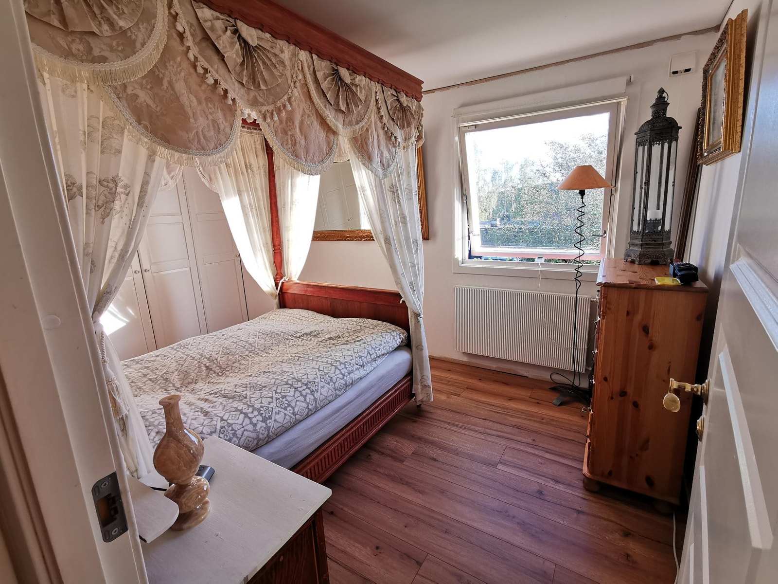 Lyst og fint soverom med masse skapplass Galleribilde