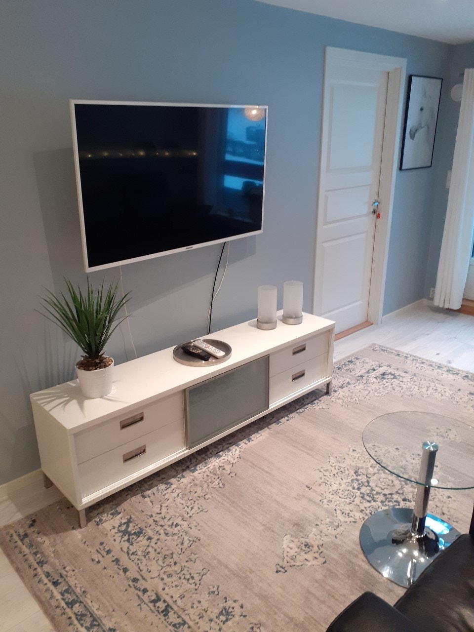 Tv og TV benk. Mange kanaler og smart TV. Teppet er fjernet. Galleribilde