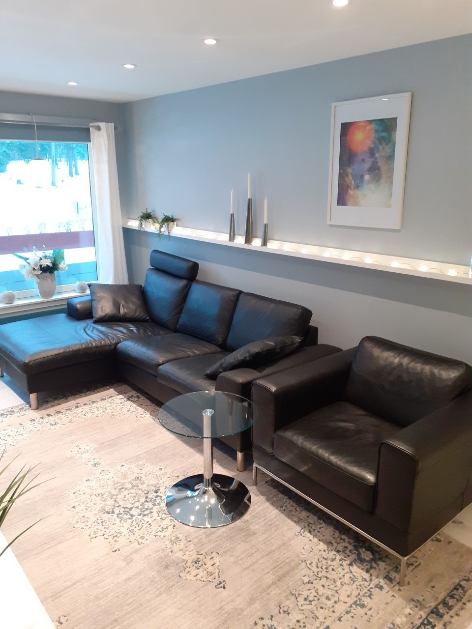 Sofa med sjeselong og IKEA god stol. Teppet er fjernet. Galleribilde