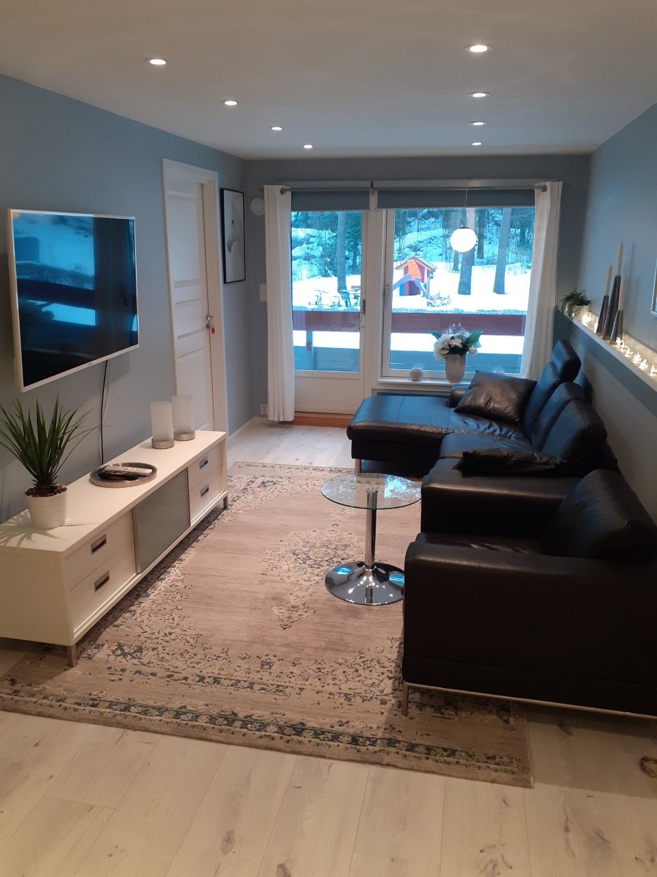 Stue med sittegruppe og TV. Teppet er fjernet. Galleribilde