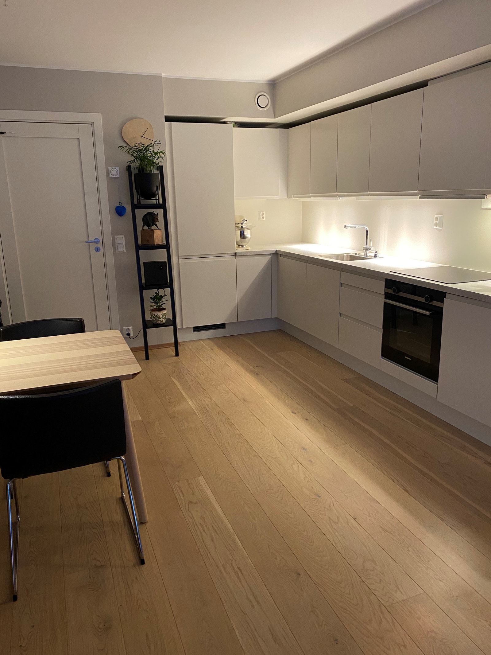 Kjøkkenkrok (lik parkett og duse farger i hele leiligheten) Galleribilde