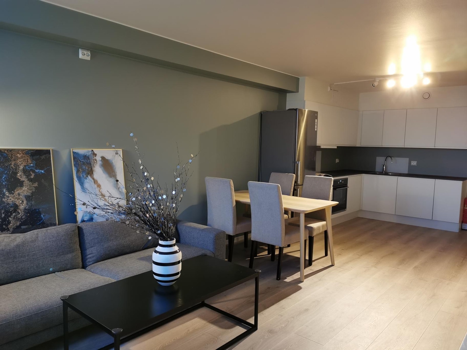 * Illustrasjon * ( Bilder og blomsterpotte medfølger ikke) Galleribilde