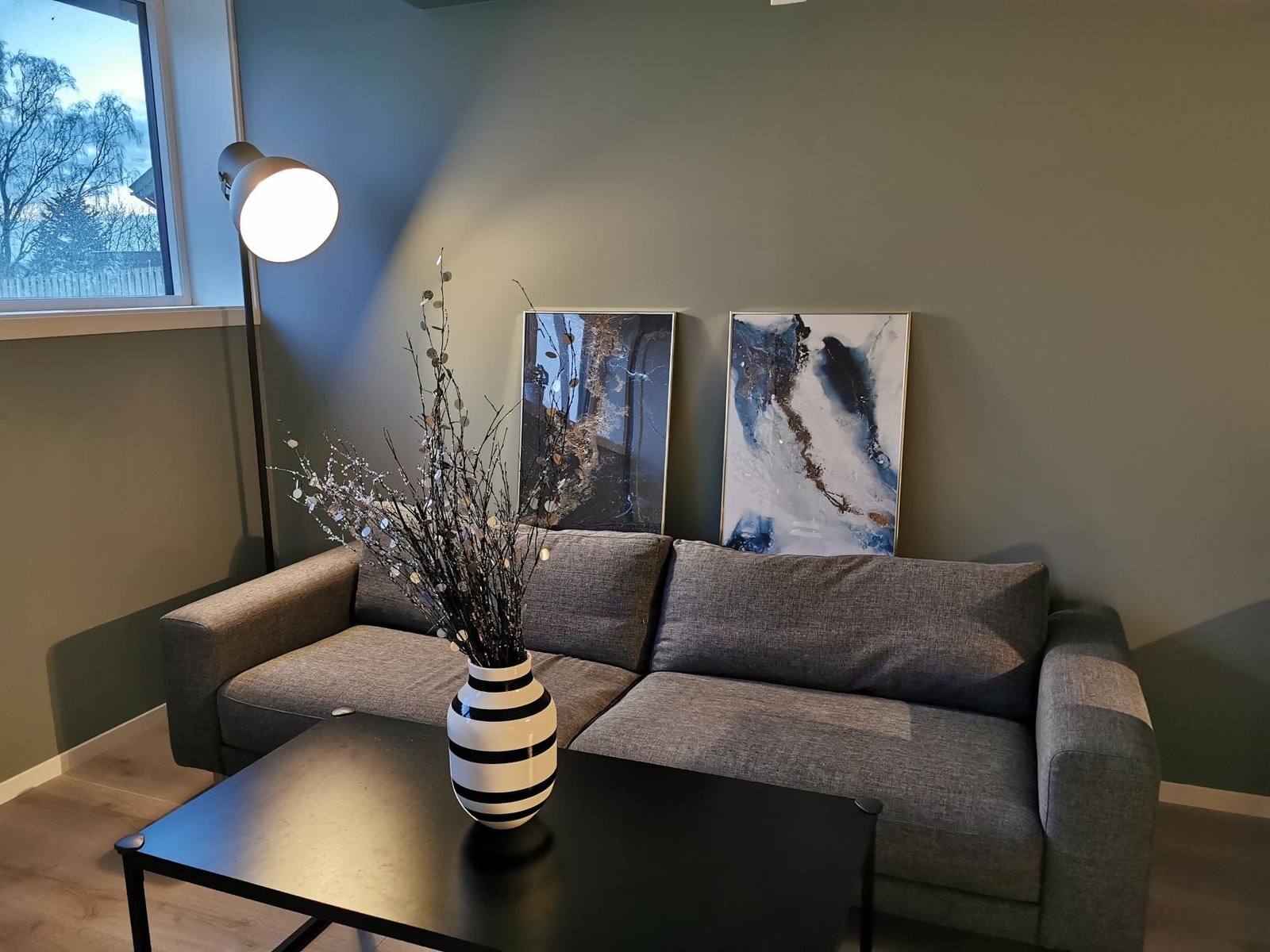 * Illustrasjon * ( Bilder og blomsterpotte medfølger ikke) Galleribilde