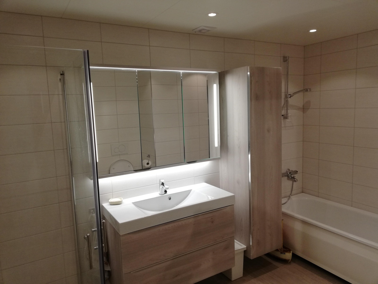 Nyoppusset bad med dusj og badekar Galleribilde