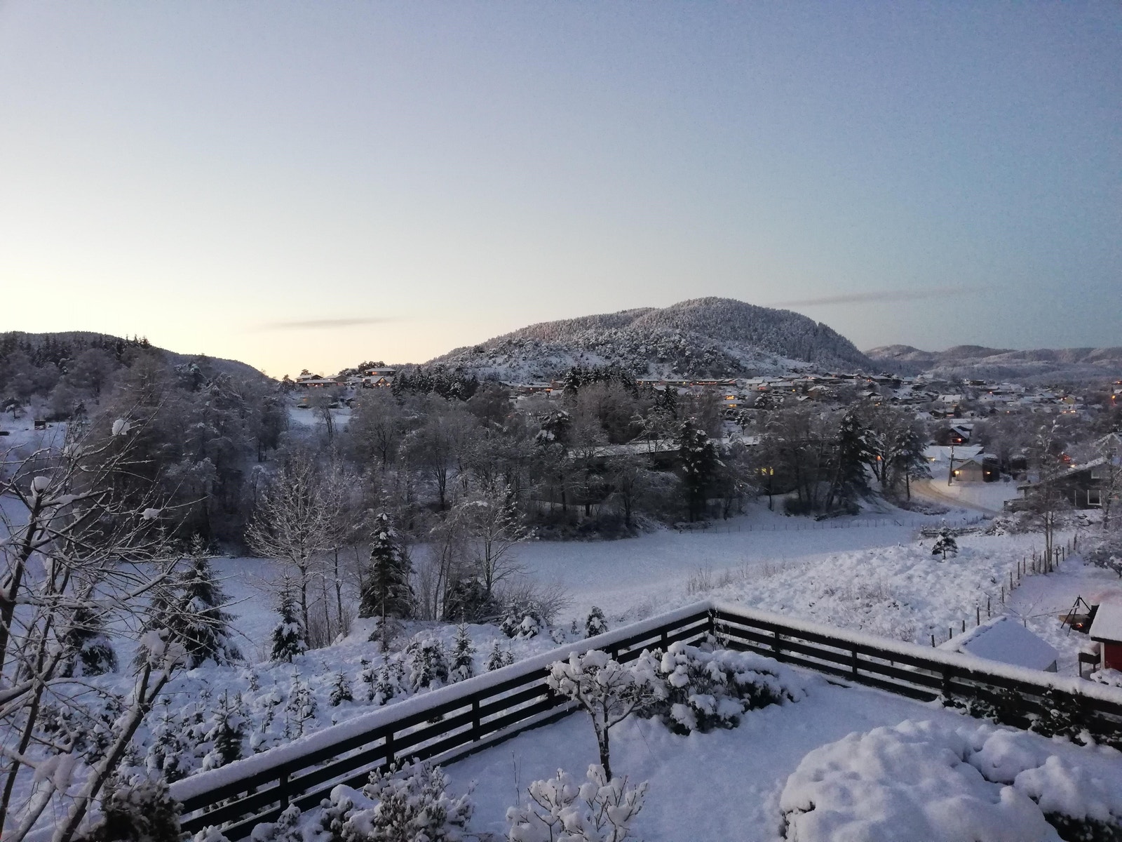 Utsikt mot gård som er akebakke om vinteren Galleribilde
