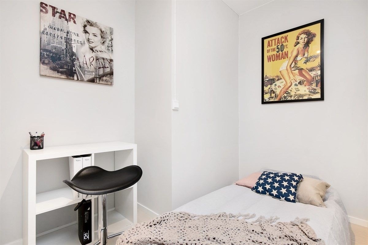 Plass til lite skrivebord ved siden av sengen Galleribilde