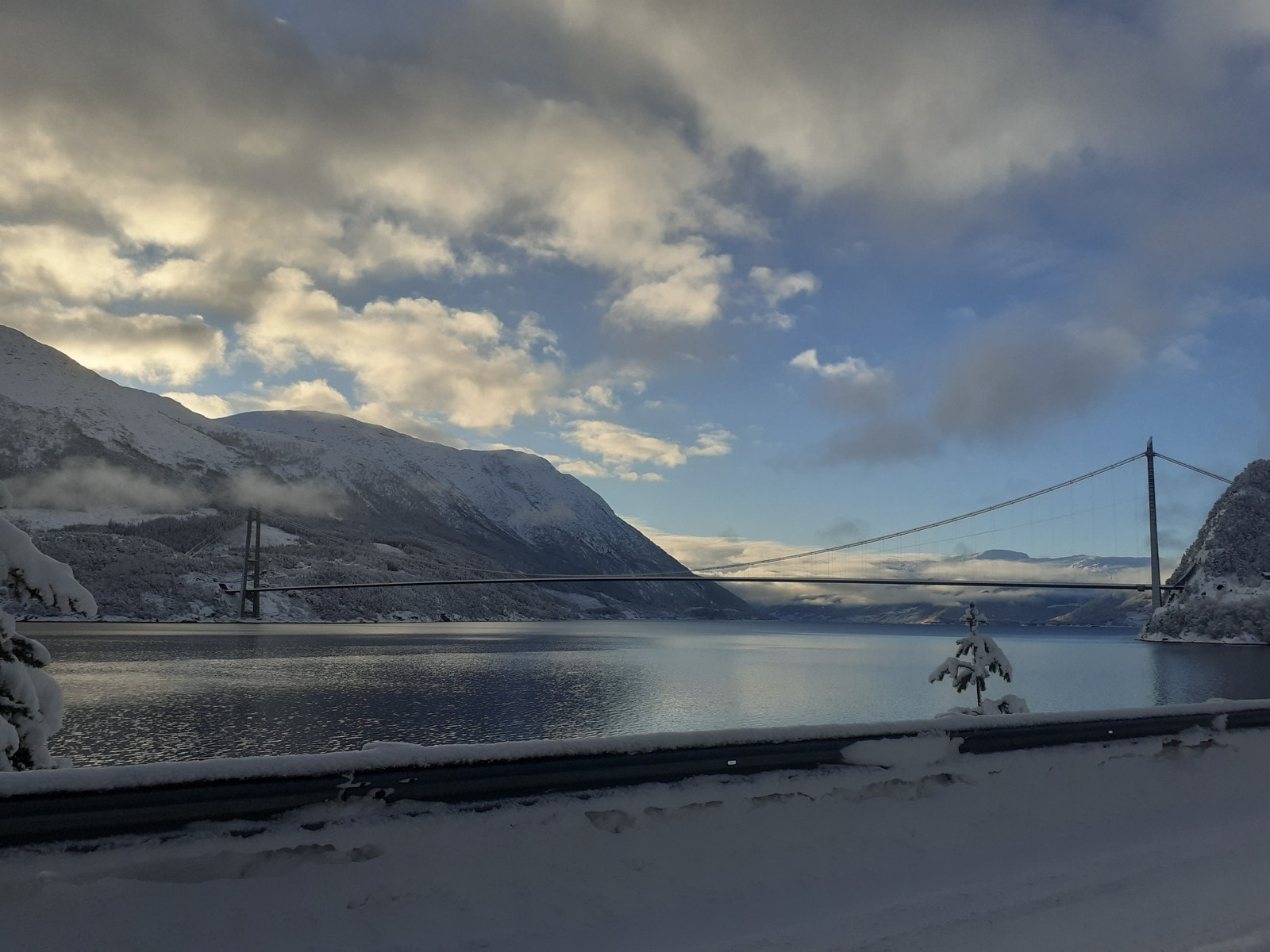 Hardangerbrua med Folgefonna i bakgrunnen Galleribilde