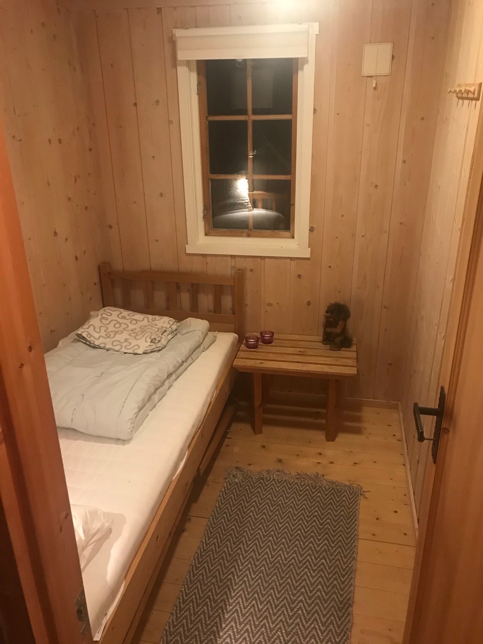 Rom 3 - enkeltseng, knaggrekke Galleribilde