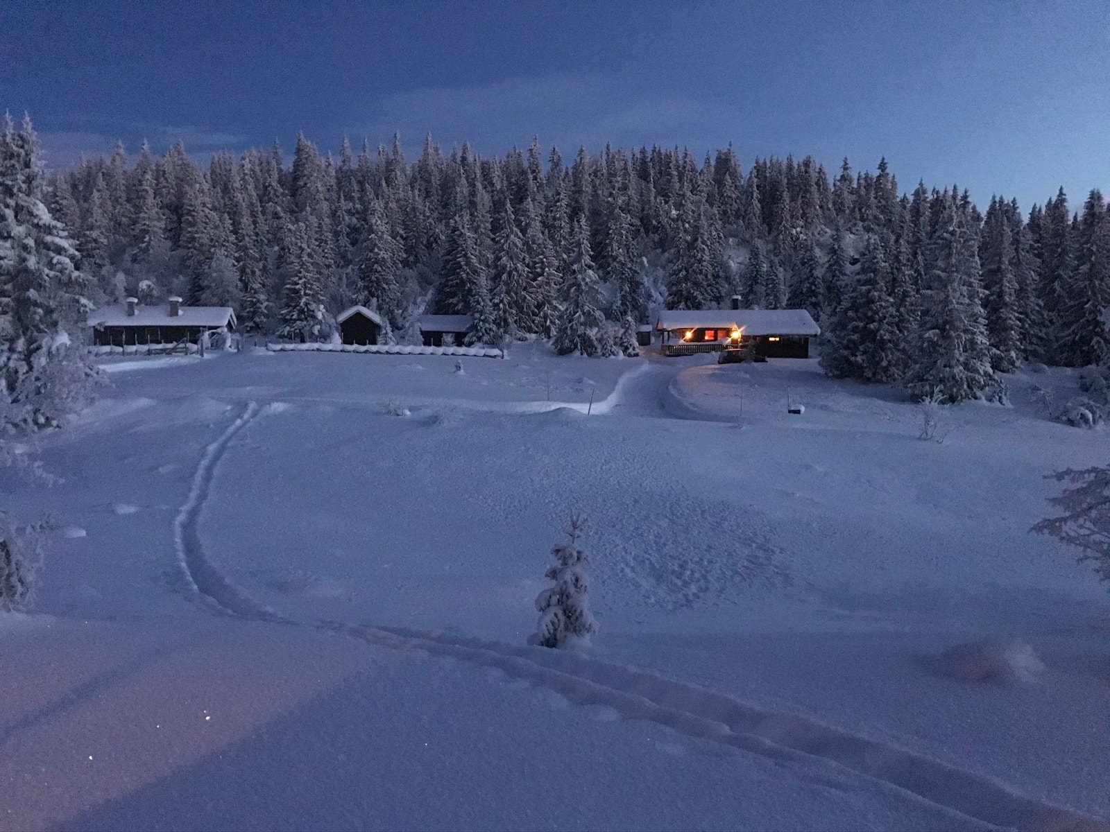 Utsikt til nabo - måneskinnsbilde Galleribilde