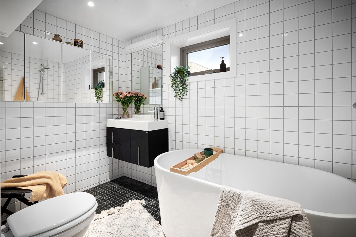 Baderommet ligger fint til i tilknytnig til entrèen, pent innredet med lyse, tidløse veggfliser, marmorfliser på gulvet og moderne innredning med gode oppbevaringsløsninger. Galleribilde