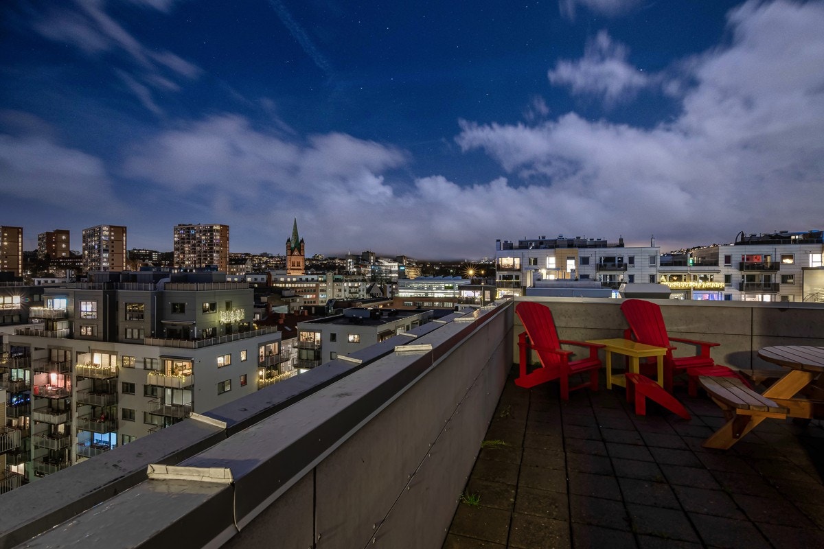 Tar du heisen to etasjer opp kommer du til en flott, felles takterrasse med nydelig utsikt over byen. Galleribilde