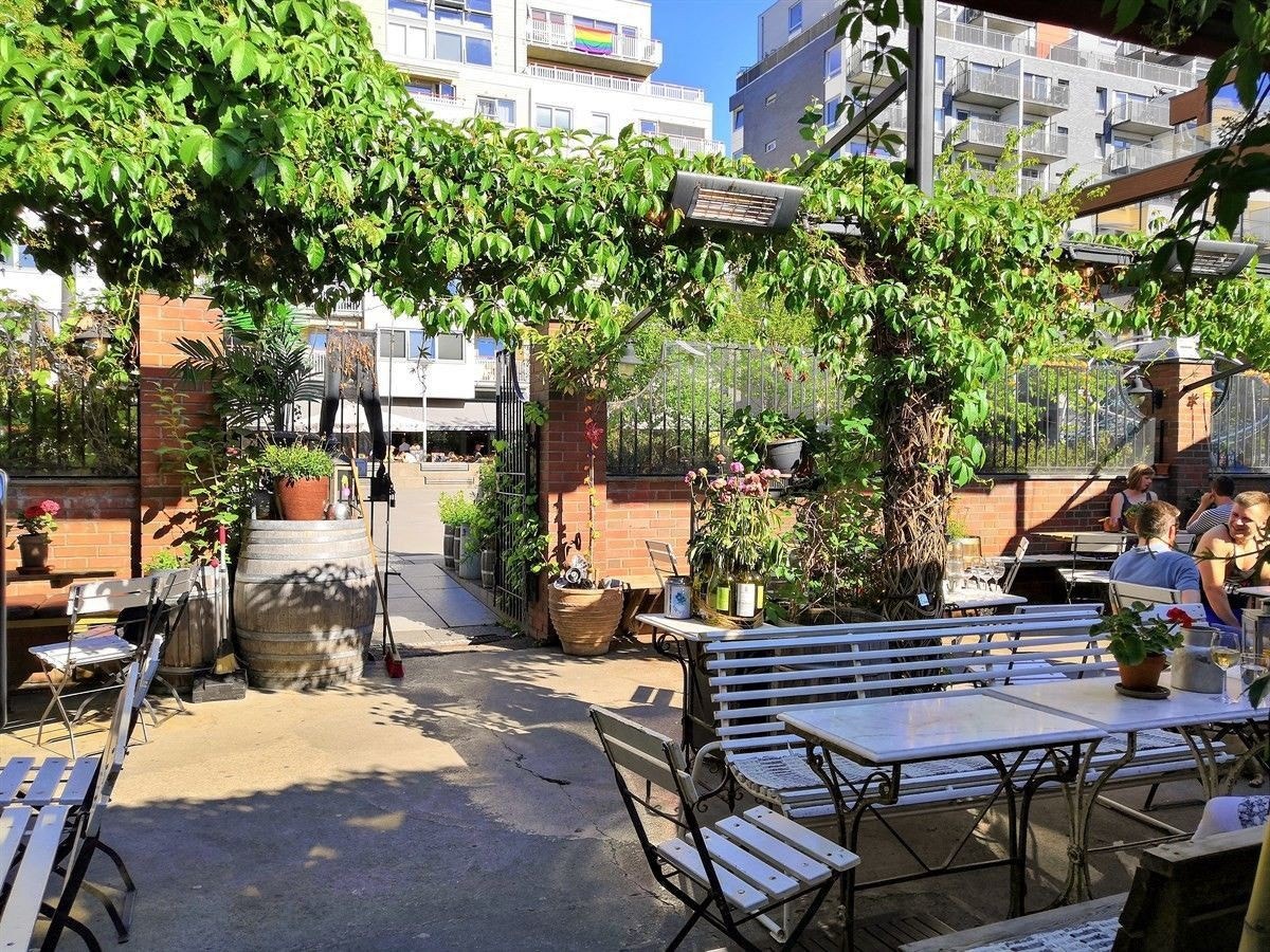 Oslo mekaniske er absolutt verdt et besøk - om sommeren anbefales en pils i den idylliske bakhagen, og om vinteren er det godt å trekke inn i "storstua" med et glass rødvin foran peisen. Galleribilde