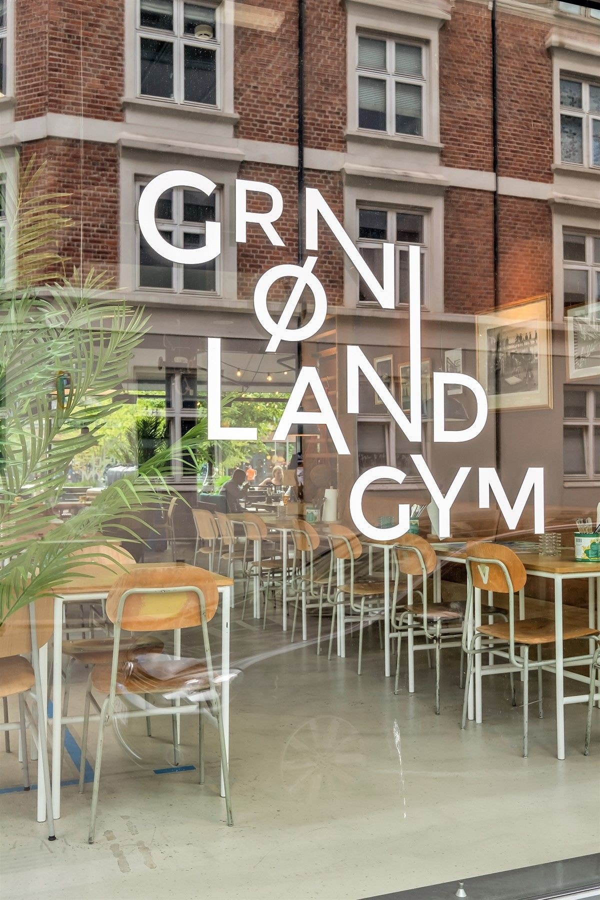 Grønland gym har bl.a. shuffleboard og dart i tillegg til at de serverer mat og drikke. Galleribilde