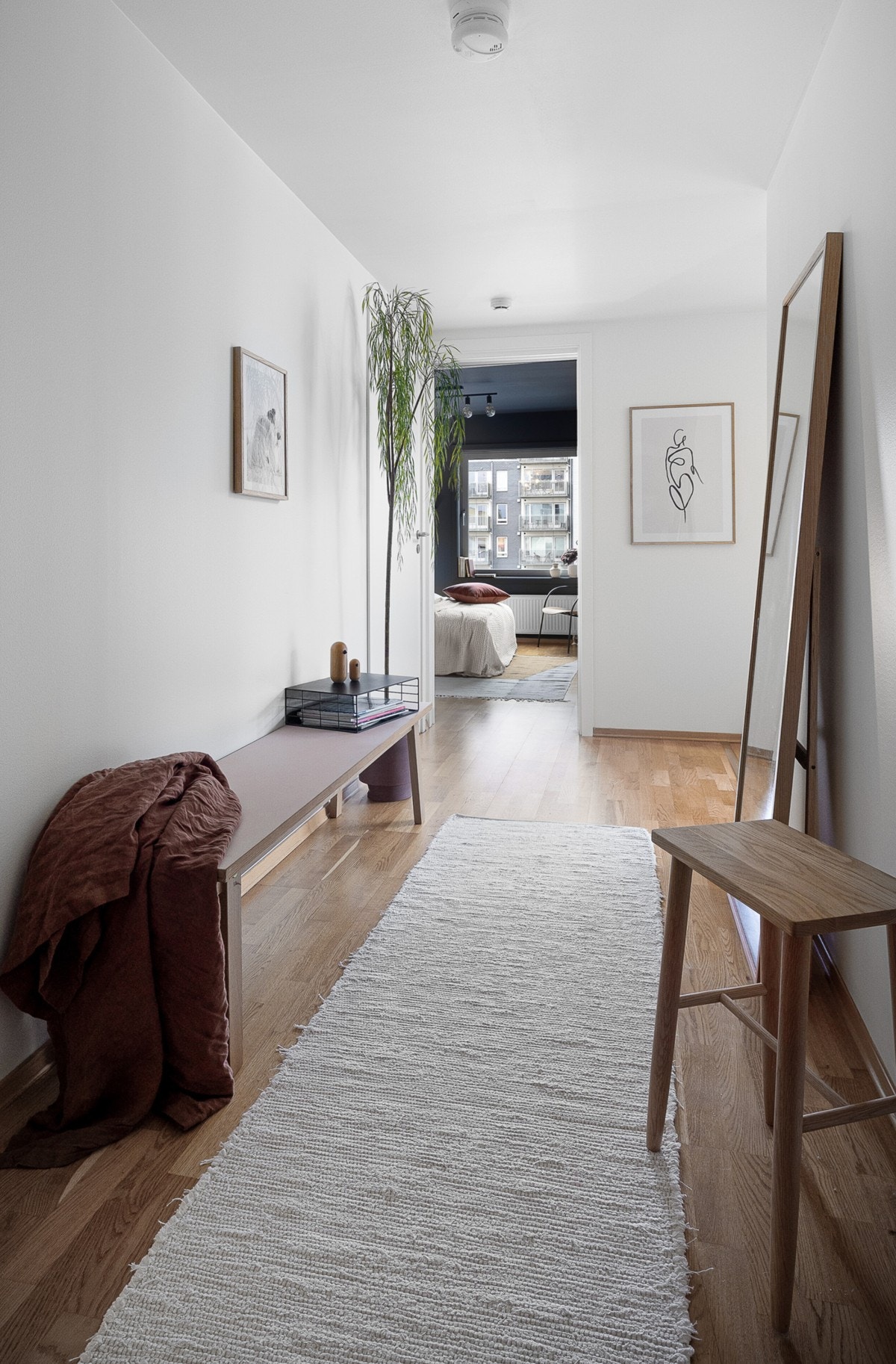 Første møte med boligen er en lys og innbydende entrè hvor det er god plass til garderobeløsning, knaggrekke etc. for oppheng av yttertøy. Galleribilde
