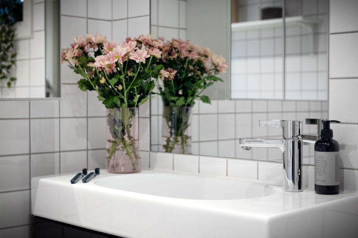 Badet har opplegg og plass til vaskemaskin, downlights samt gulvvarme. Galleribilde