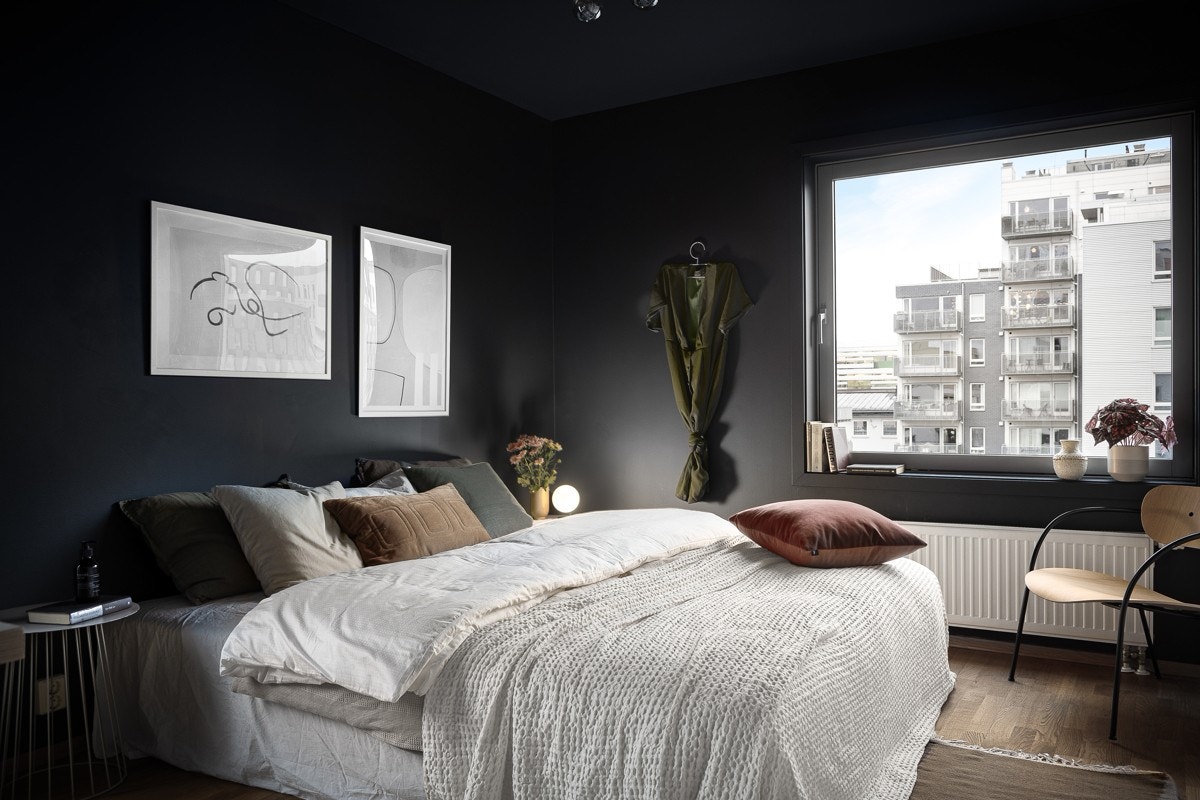 Leiligheten har et stort og deilig hovedsoverom med både vegger og tak i en dyp og beroligende blåfarge. Galleribilde