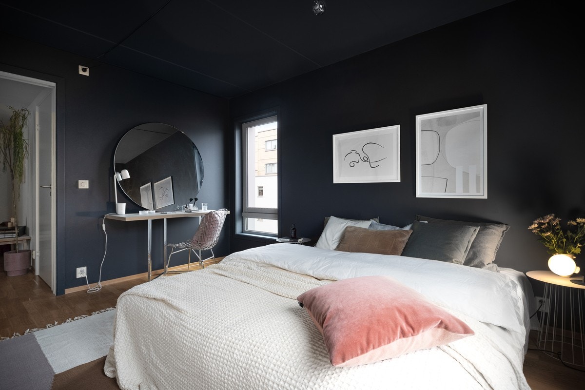 Rommet har god plass til både dobbeltseng og kontorløsning... Galleribilde