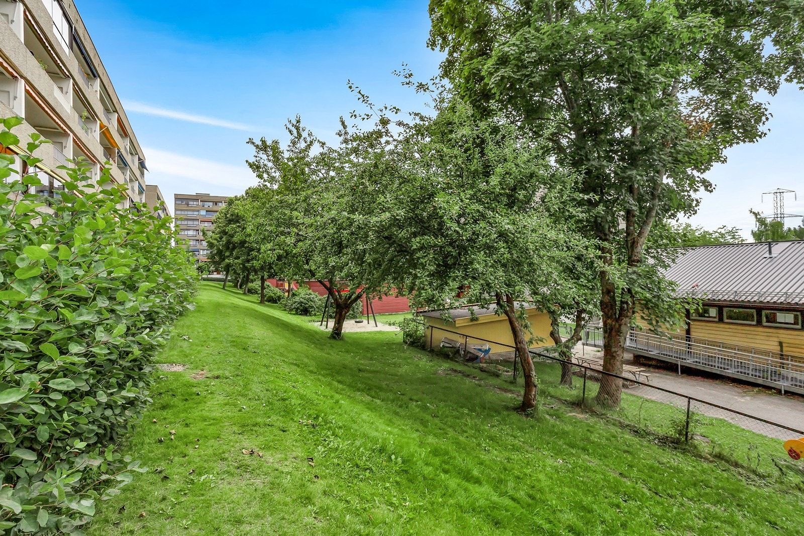 Boligen ligger i første underetasje med få trappetrinn ned Galleribilde