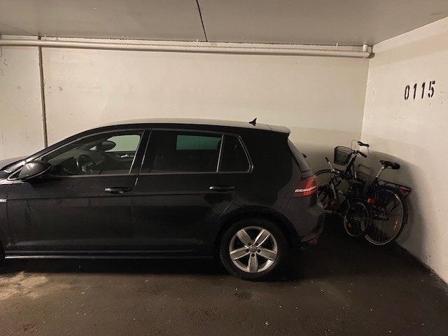 Plassen ligger rett ved inngangen til kjelleretasjen. Styret arbeider for tiden med et prosjekt for etablering av ladeanlegg. Galleribilde