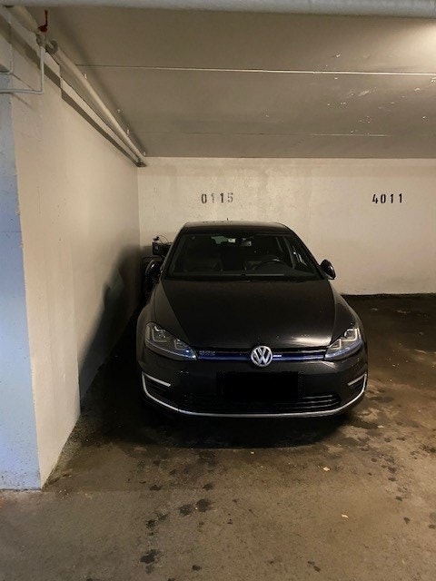 Medfølger bred og dyp parkeringsplass i lukket garasjeanlegg Galleribilde